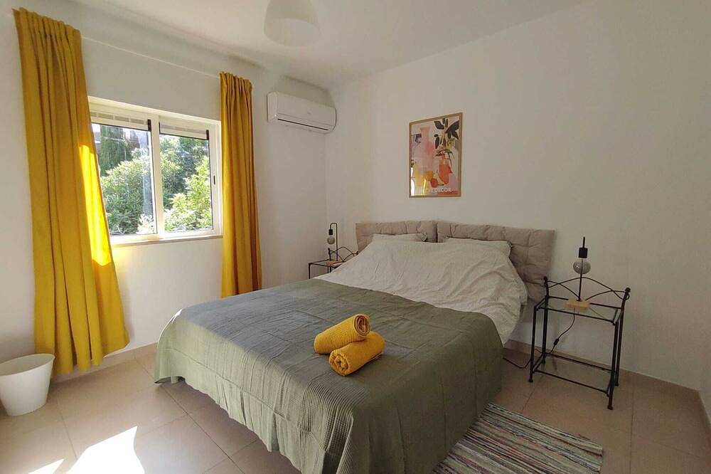 Ganze Wohnung, 3 bedroom apartment Salema Amazing sea view Shared pool Beach 5 min walk in Praia da Salema, Naturpark Südwest-Alentejo und Costa Vicentina