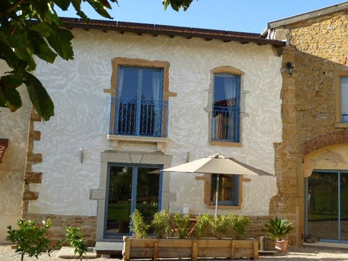 Location de vacances pour 2 personnes, avec Balcon et Jacuzzi ainsi que Terrasse et Jardin à Chasselay