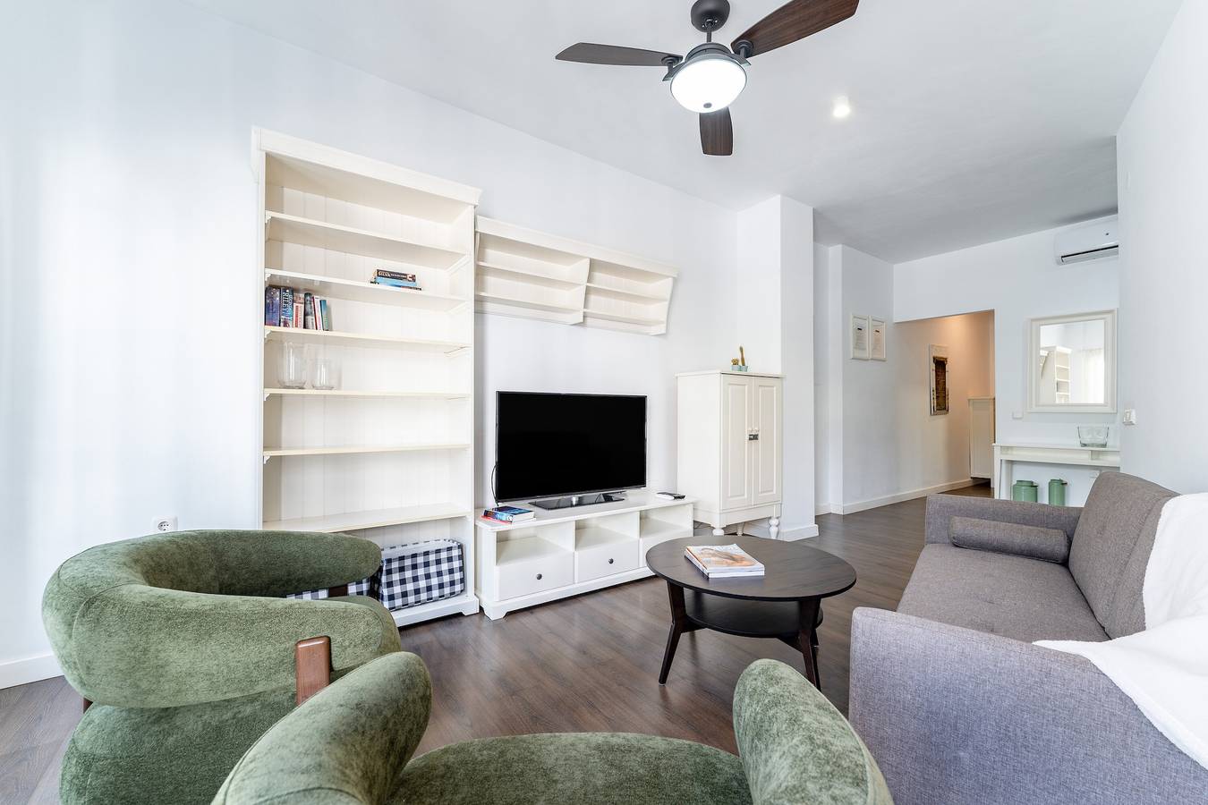 Apartamento entero, Apartamento 'Atarazanas Suite 2 dormitorios' con balcón, Wi-Fi y aire acondicionado in Malaga Centro Historico, Málaga