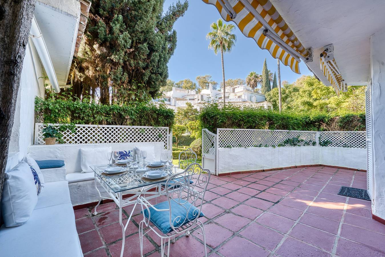Entire apartment, 2045 Golden Beach Apartment – Steps from the Sea in Marbella East, Marbella