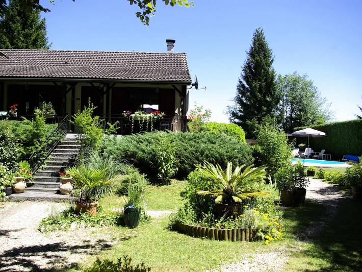 Location de vacances pour 6 personnes, avec Terrasse ainsi que Jardin et Piscine à Thury