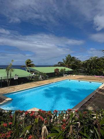 Gîte pour 2 personnes, avec vue ainsi que piscine et balcon à Gourbeyre