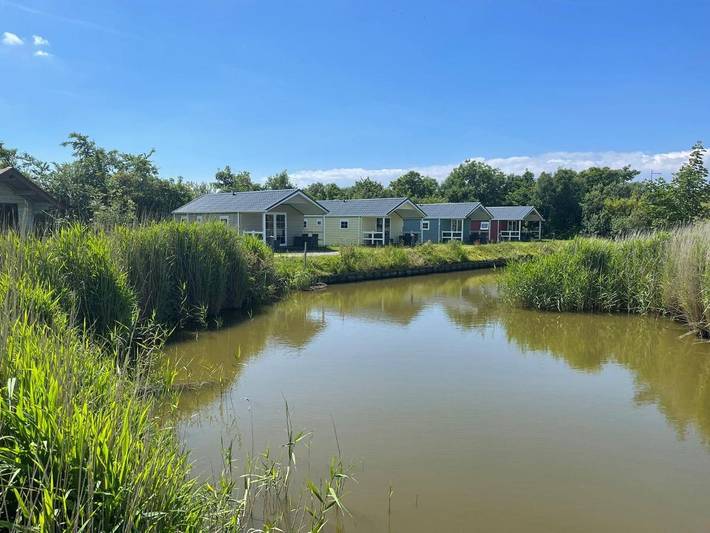 Ferienhaus für 4 Personen, mit Balkon und Terrasse sowie Garten und Seeblick in Harlingen
