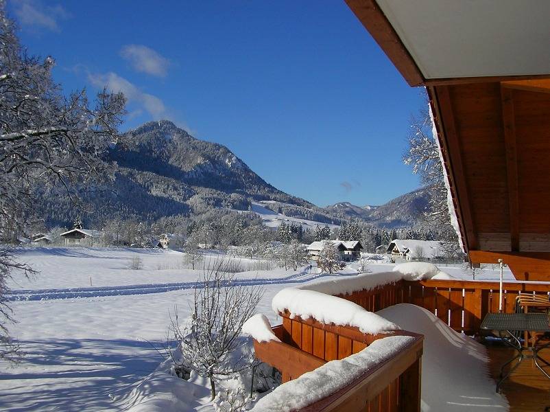 Ganze Ferienwohnung, Landhaus Heinrich inkl. Chiemgaukarte - Ii. Ferienwohnung 57qm, Terrasse, 1 Schlafzimmer, 1 Wohnschlafz., Hochfellnblick in Ruhpolding, Bayerische Alpen