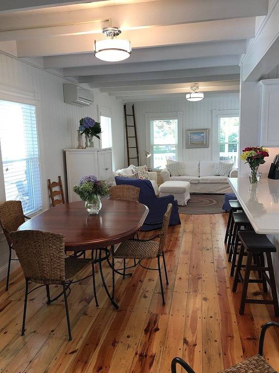 Beautiful York Beach home with relaxing porch for gatherings in York Beach, Cape Neddick