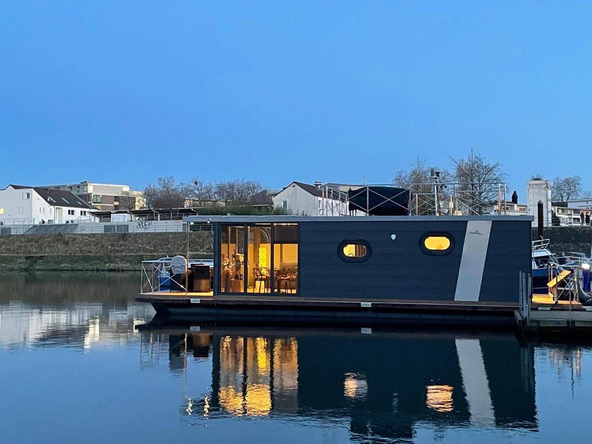 Hausboot Lore in Duisburg, Niederrhein