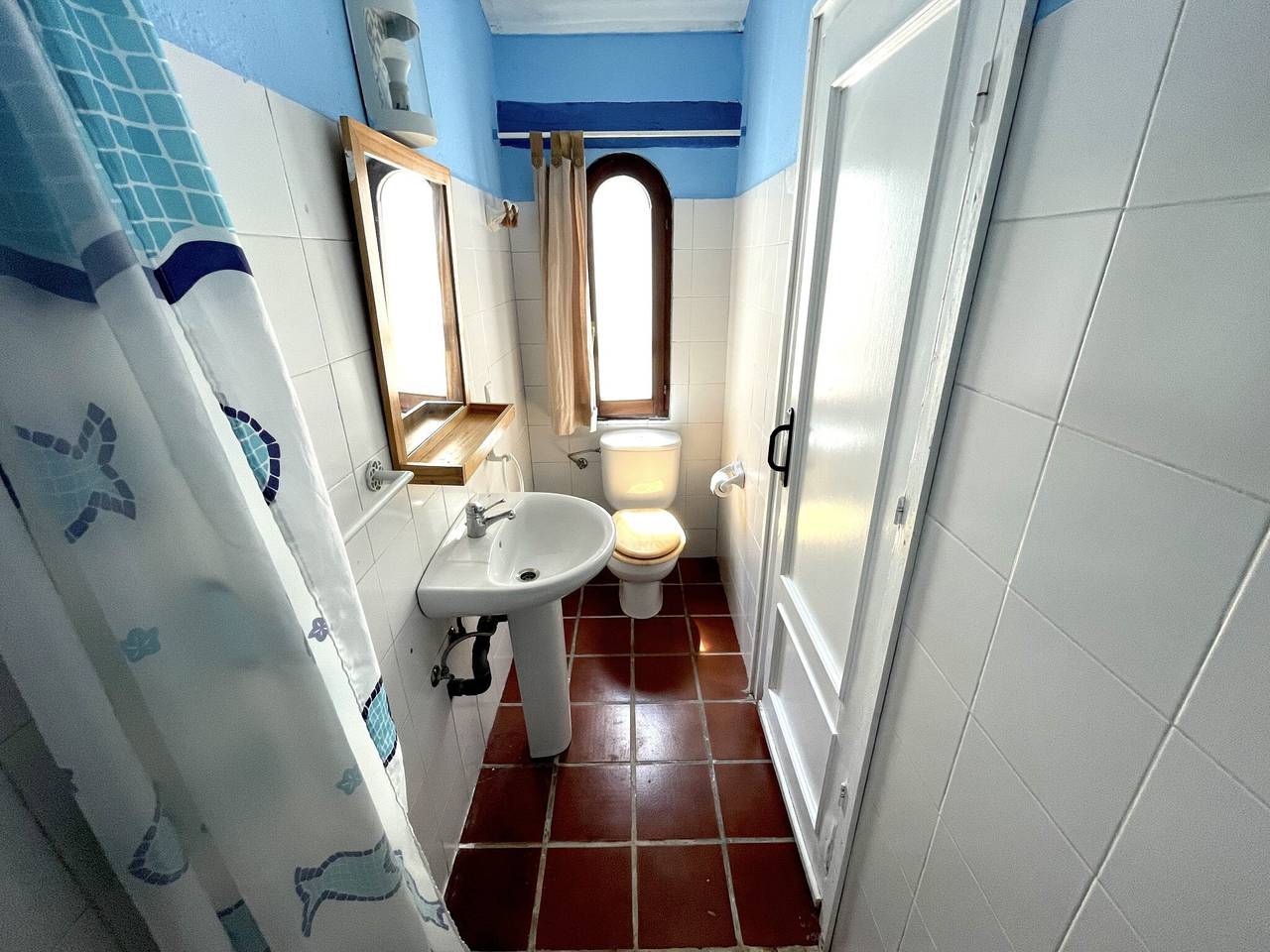 Casa con terrazza e accesso diretto a spiaggia semiprivata in Oliva, Costa Blanca