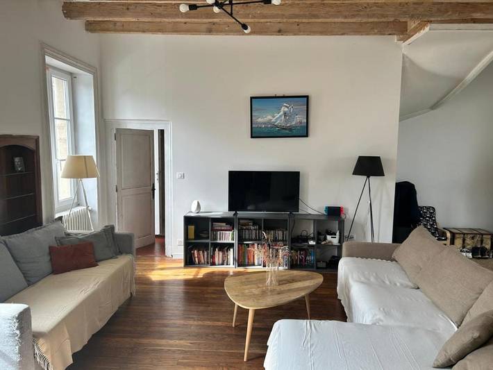 Location de vacances pour 8 personnes, avec Terrasse ainsi que Jardin et Vue à Émeringes