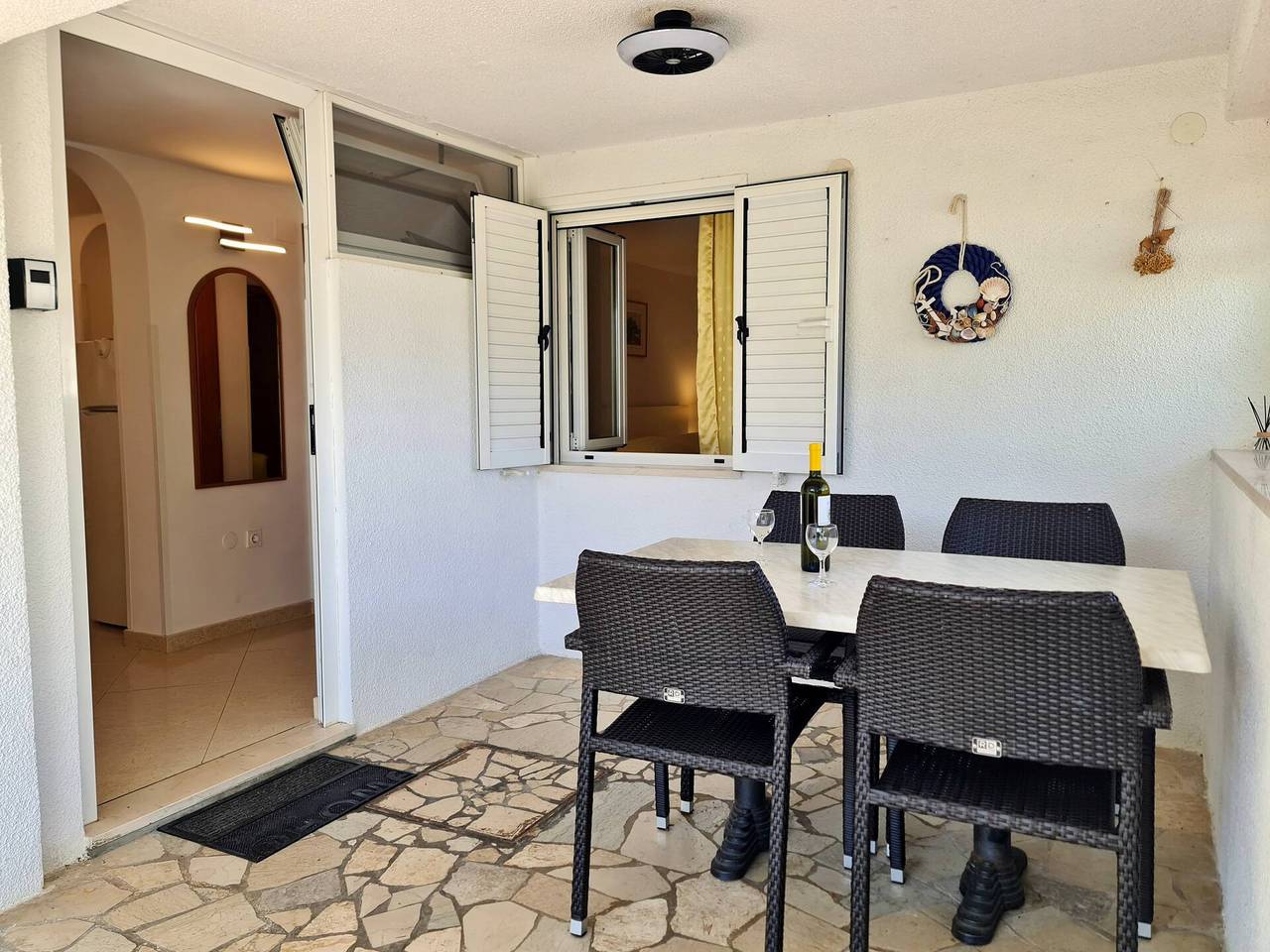 Ganze Wohnung, Apartment Beakovic - 40 m vom Meer und Strand entfernt, überdachte Terrasse, Außendusche, Grill, Sonnenliegen, Waschmachine in Silo (Krk), Krk