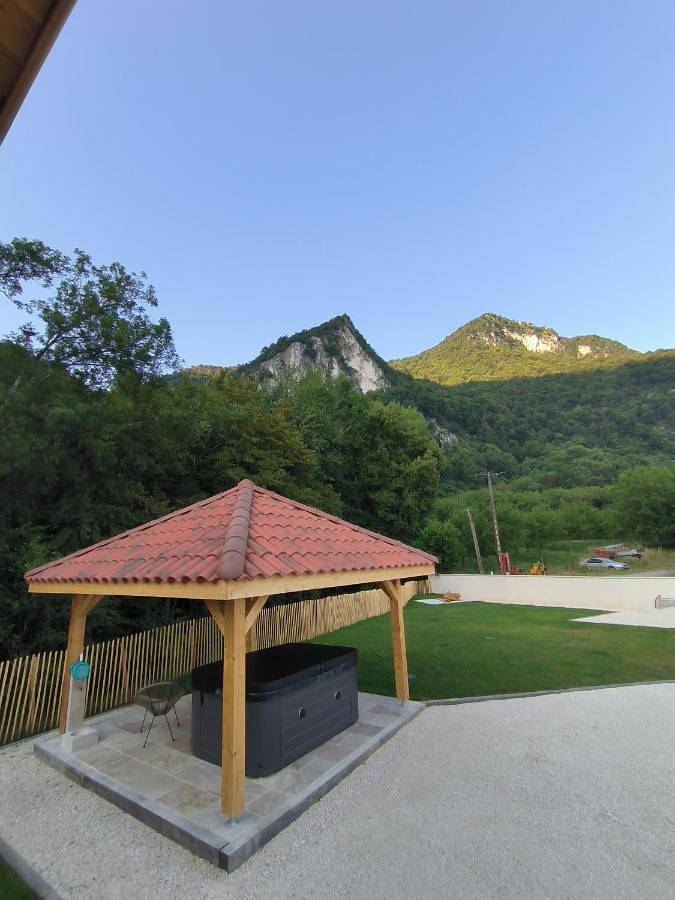 Camping pour 4 personnes, avec Jacuzzi et Terrasse ainsi que Jardin et Piscine