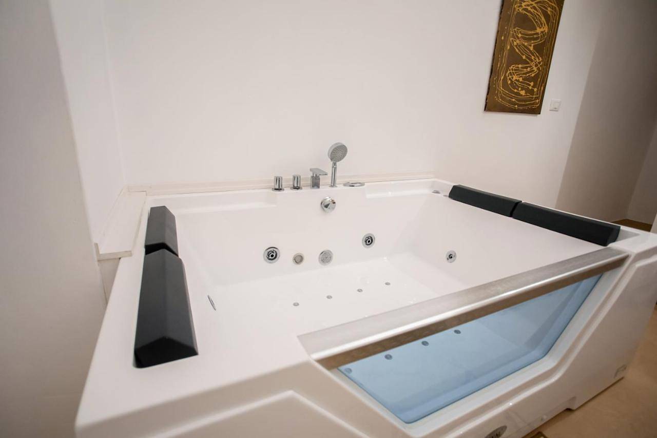 King Room with Spa Bath in Leverano, Provincia di Lecce