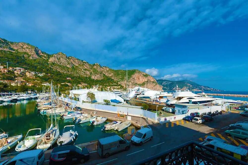Entire apartment, Stunning Beaulieu Retreat: Chic & Air-Conditioned with Breathtaking Views in Beaulieu-sur-Mer, Mediterranean Coast (France)