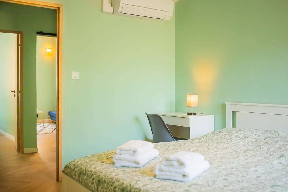 Entire apartment, Free parking 3 min walk away, Air conditioning, Laundry, Fibre, near Rousset and domaines in Trets, Aix-en-Provence region