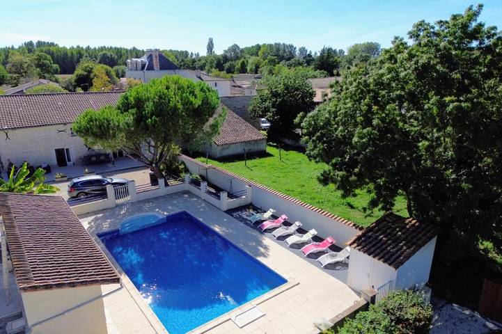 Gîte pour 4 personnes, avec piscine ainsi que vue et terrasse à Le Bourdet