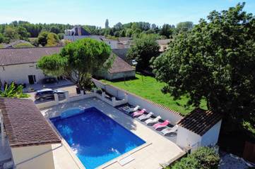 Gîte pour 4 personnes, avec terrasse ainsi que vue et piscine à Le Bourdet