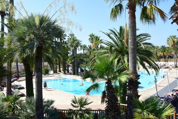 Club vacances pour 5 personnes, avec Terrasse et Jacuzzi ainsi que Jardin et Bassin pour enfant dans 