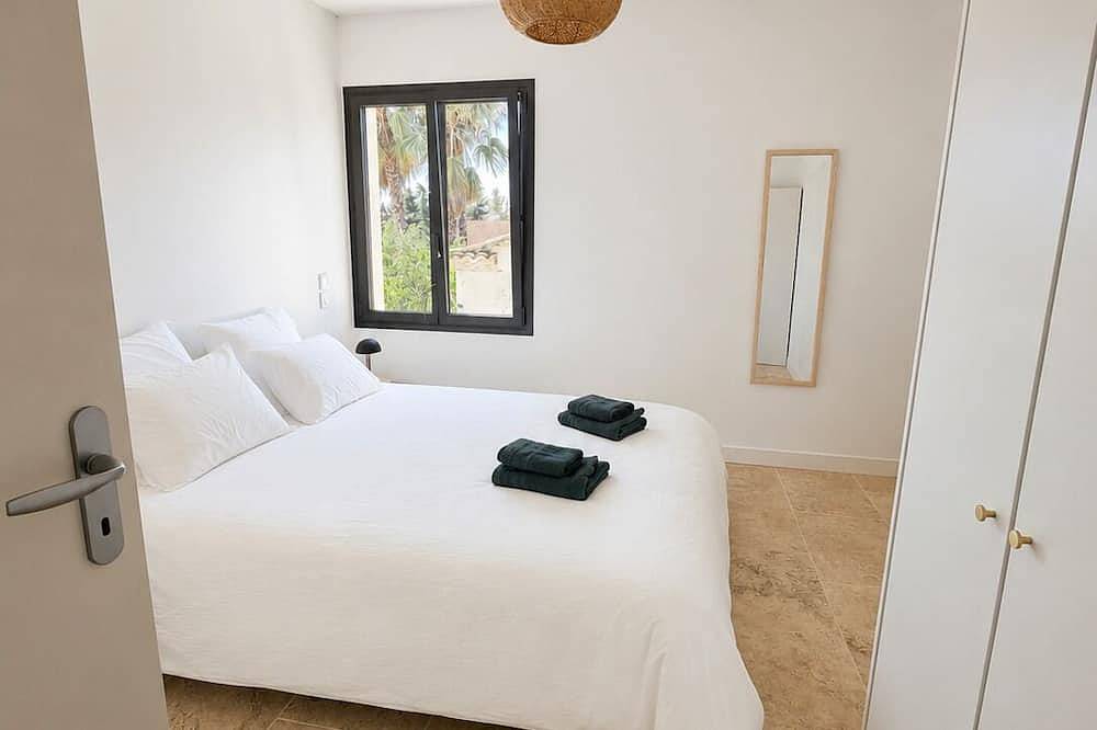 New villa with a private pool • 3 bedrooms with private bathrooms in Clarensac, Region de Nimes