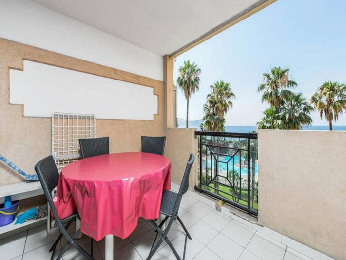 Gîte pour 4 personnes, avec piscine et terrasse, adapté aux familles dans Office De Tourisme Cannes La Bocca