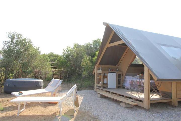 Camping für 2 Personen, mit Terrasse und Whirlpool sowie Garten und Pool in San Vincenzo