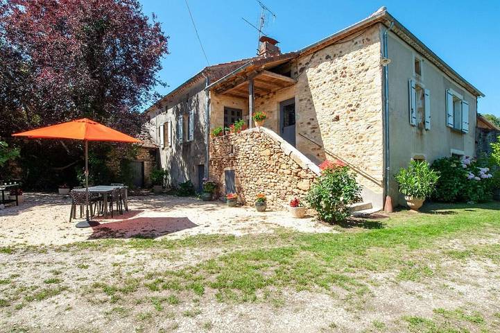 Location de vacances pour 6 personnes, avec jardin et piscine à Loubejac