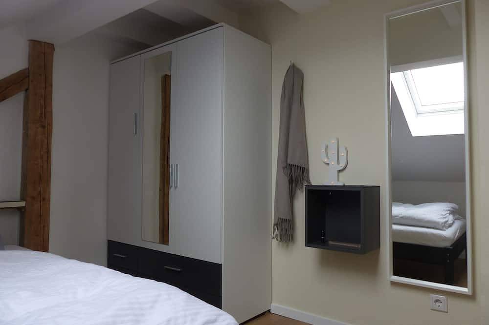 Ganze Wohnung, Nelke -  Ferienwohnungen Flora, kleines Apartment unter dem Dach in Bad Windsheim, Steigerwald