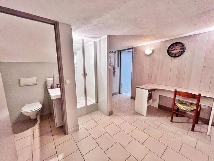 Location de vacances pour 19 personnes, avec vue ainsi que terrasse et piscine à Contes - 2