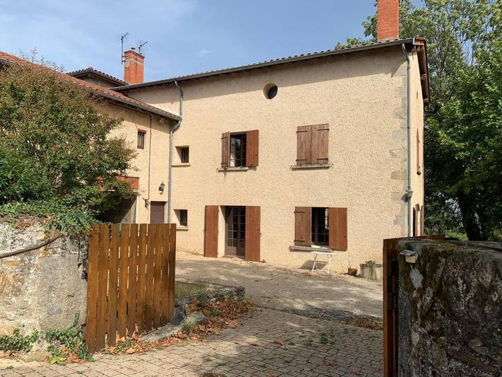 Location de vacances pour 14 personnes, avec piscine ainsi que vue et jardin à Orliénas