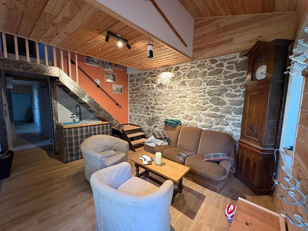 Le refuge d'Yzeron, gite autonome en pleine forêt pour 8 personnes in Yzeron, Lyon et ses environs