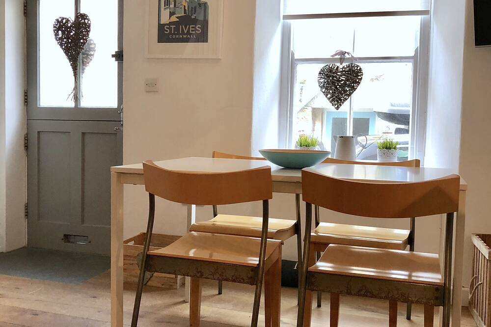 Fisherman's Cottage, fantastic Downalong location in St. Ives, Cornwall