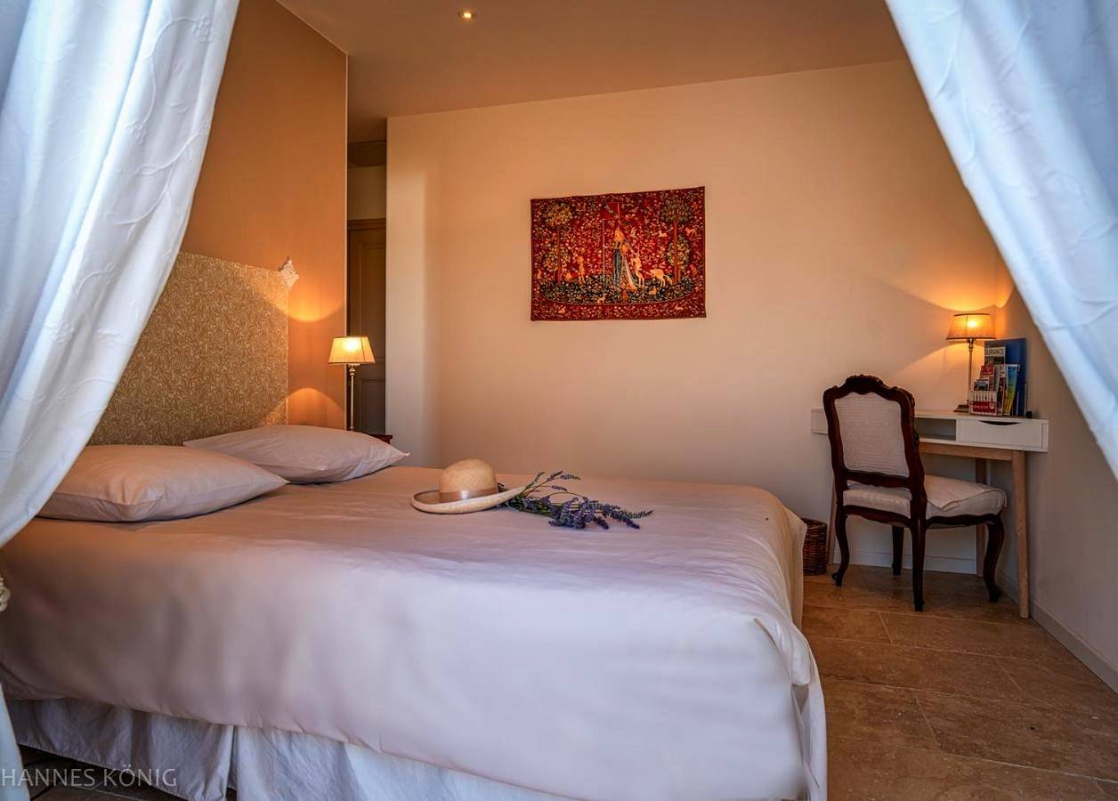 Deluxe Double Room with Shower in Forcalquier, Parc naturel régional du Luberon