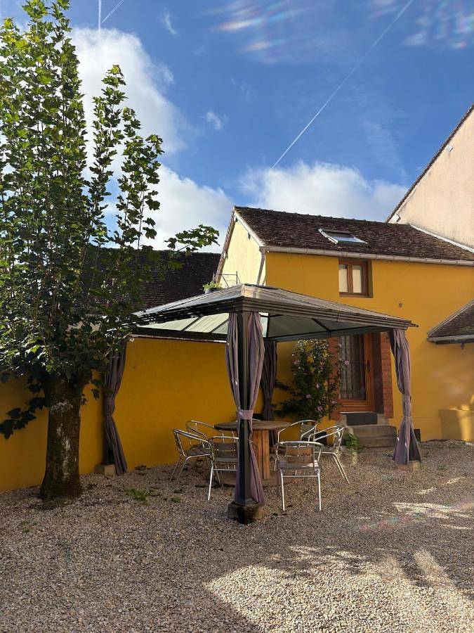 Holiday Home in Charny-Orée-de-Puisaye, Région d'Auxerre