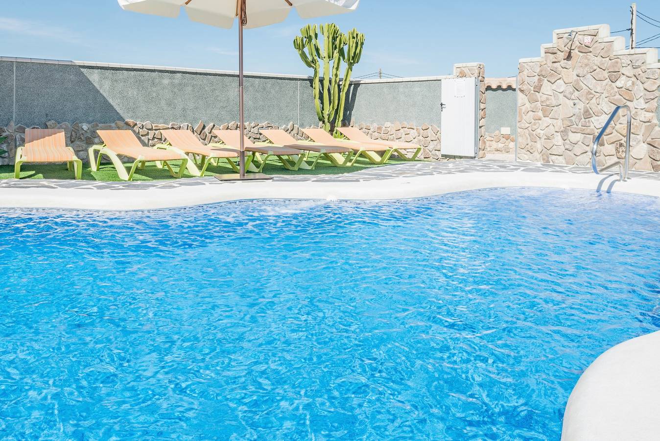 Air-Conditioned Apartment Close to the Beach with Pool, Terrace, Garden & Wi-Fi in Playa de Zahora, Barbate