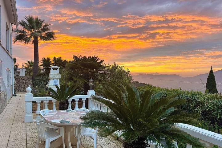 Ferienwohnung für 6 Personen, mit Terrasse und Garten sowie Pool
