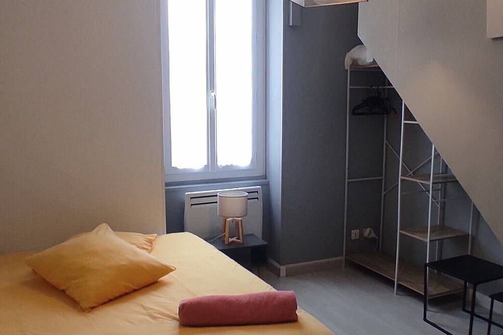 Charming town house in enclosed garden ***, 3 bedrooms, 4 double beds, pets. in Cognac, Charente