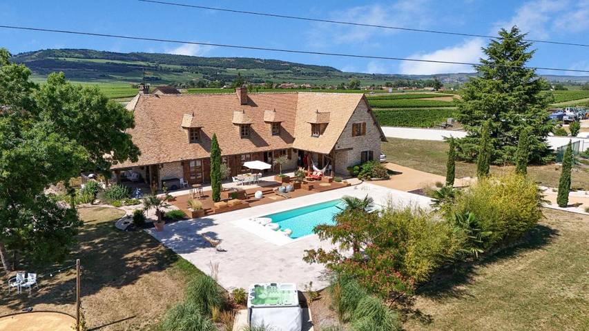 Location de vacances pour 15 personnes, avec Jacuzzi et Terrasse ainsi que Piscine et Vue dans Corpeau
