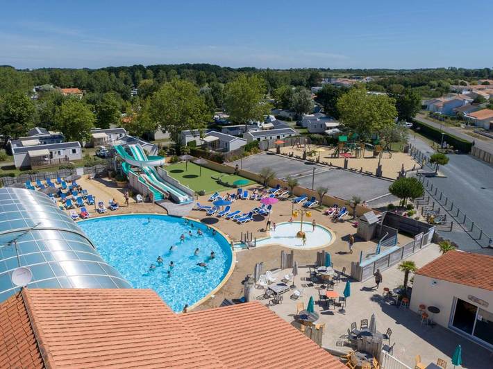 Location de vacances pour 10 personnes, avec terrasse et bassin pour enfant ainsi que jardin et piscine à Givrand - 2