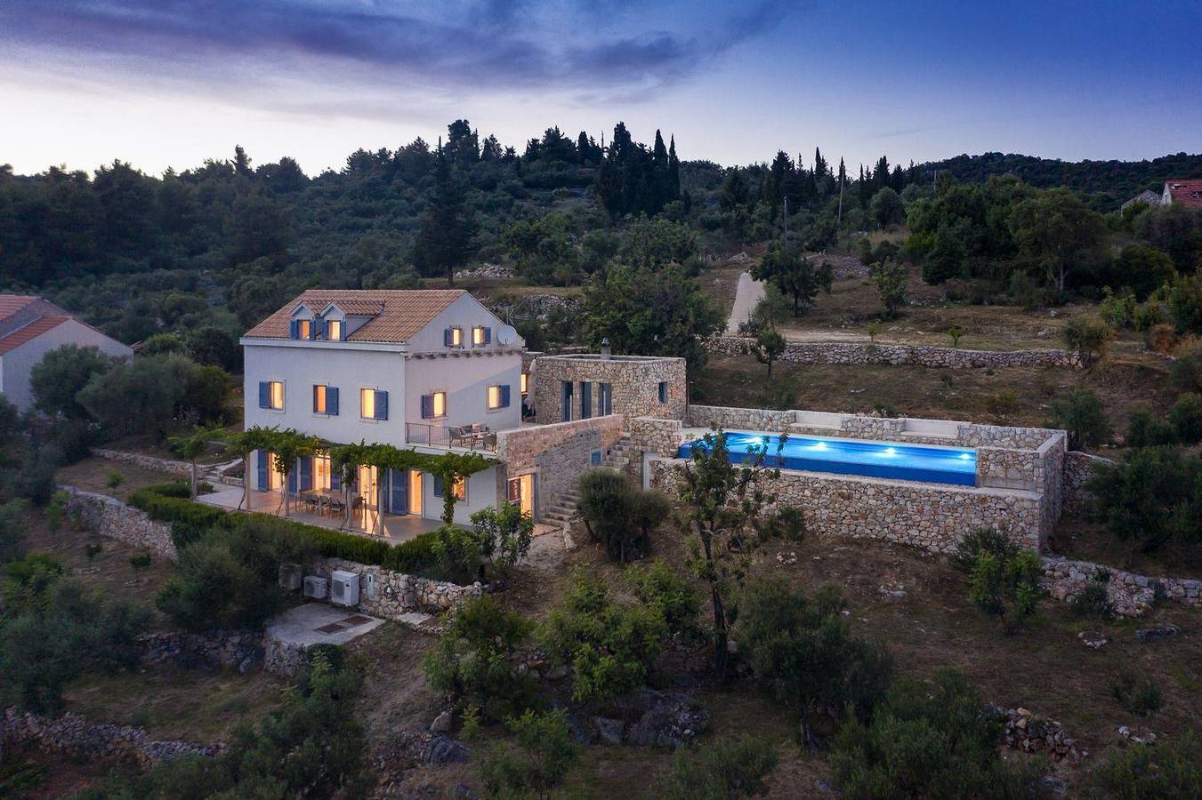 Ferienvilla mit Infinity-Pool, in der Privatsphäre eines wundervollen Gartens mit vielen Oliven- und Obstbäumen gelegen in Grad Dubrovnik, Dubrovnik-Neretva