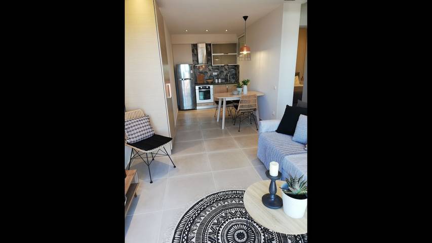 Ganze Wohnung, Weiße Suite mit 2 Schlafzimmern und privatem Pool Nr. 01 in Sporaden