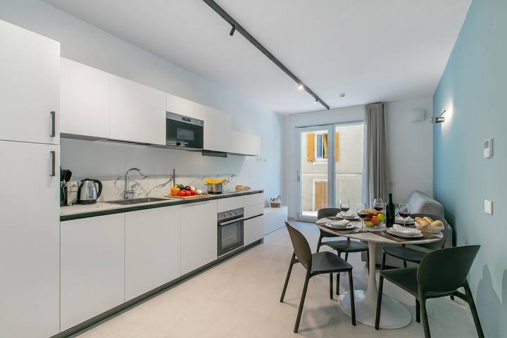 Ferienwohnung für 5 Personen, mit Balkon und Kinderpool in Finale Ligure
