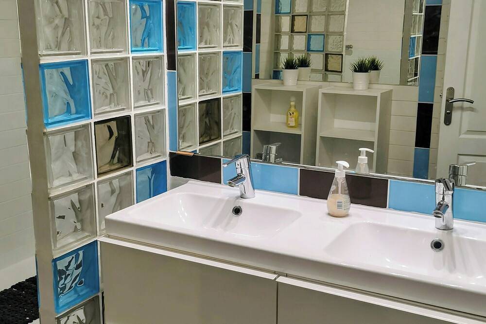 3-room apartment of 80 m2 in a villa with 70 m2 of terrace / garden + jacuzzi in Menton, Nizza und Umgebung