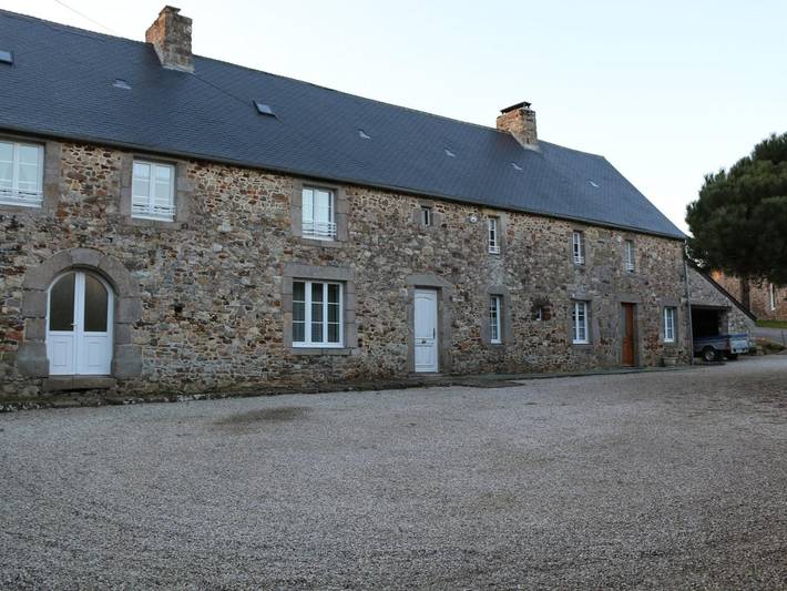 Gîte pour 10 personnes, avec jardin à Héauville
