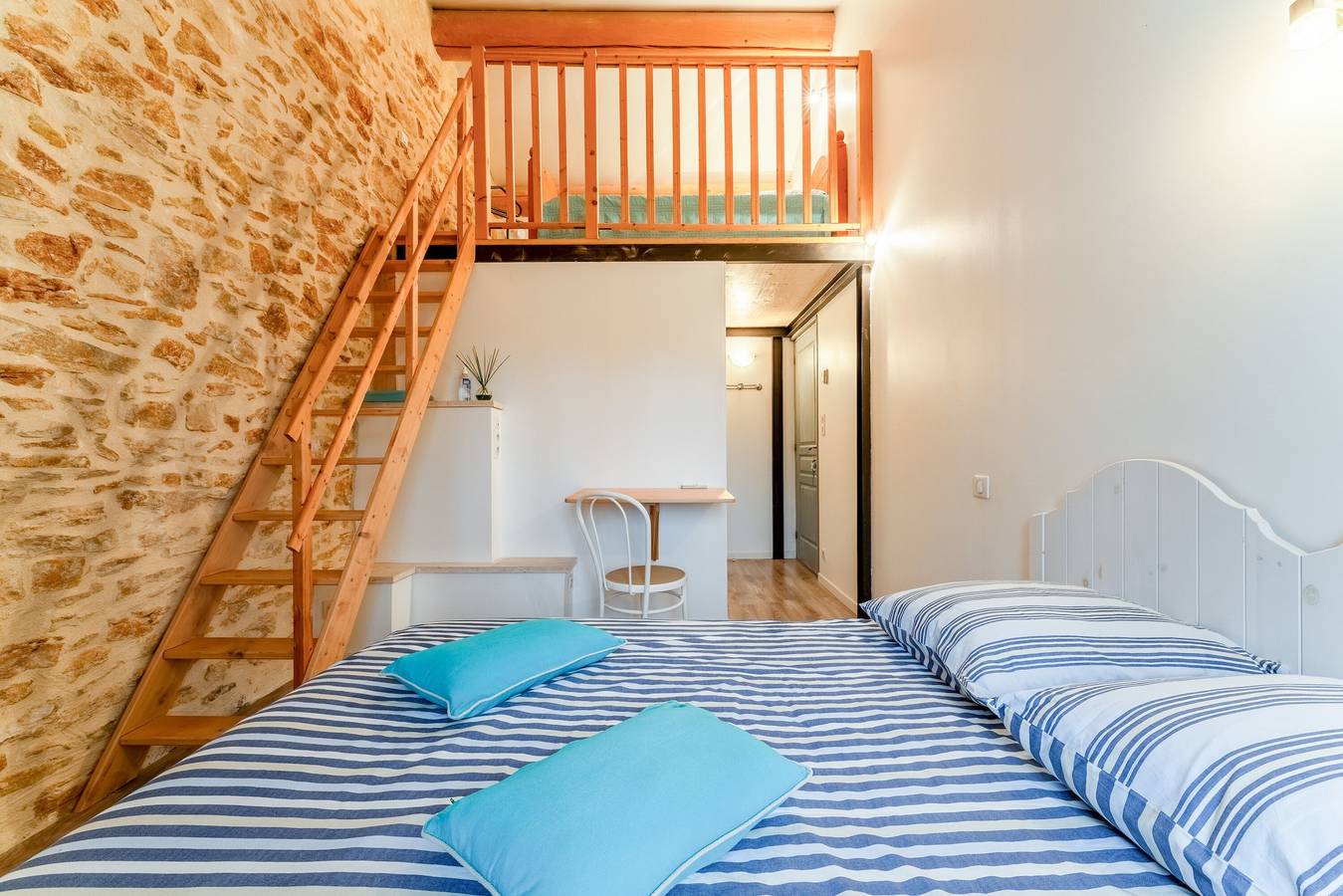 Chambre d’hôtes « Chambre Bleuet » avec piscine partagée, Wi-Fi et climatisation in Piolenc, Vaucluse