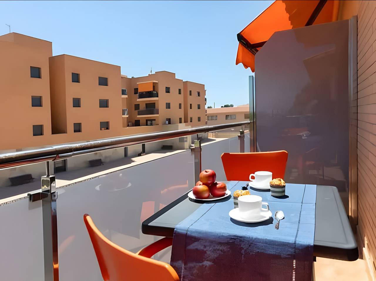 Apartamento entero, Apartamento 'Tropikana I' con piscina compartida, Wi-Fi y aire acondicionado in Montroig, Costa Dorada