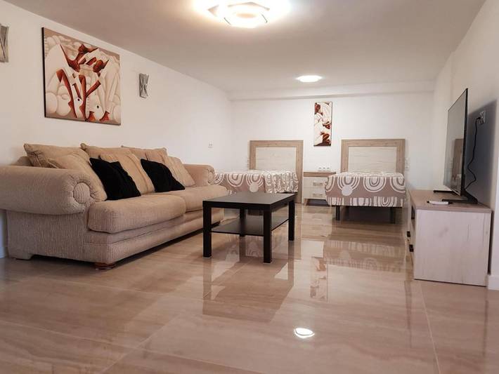 Casa de huéspuedes para 2 personas, con jardín además de vistas y piscina en Benalmádena