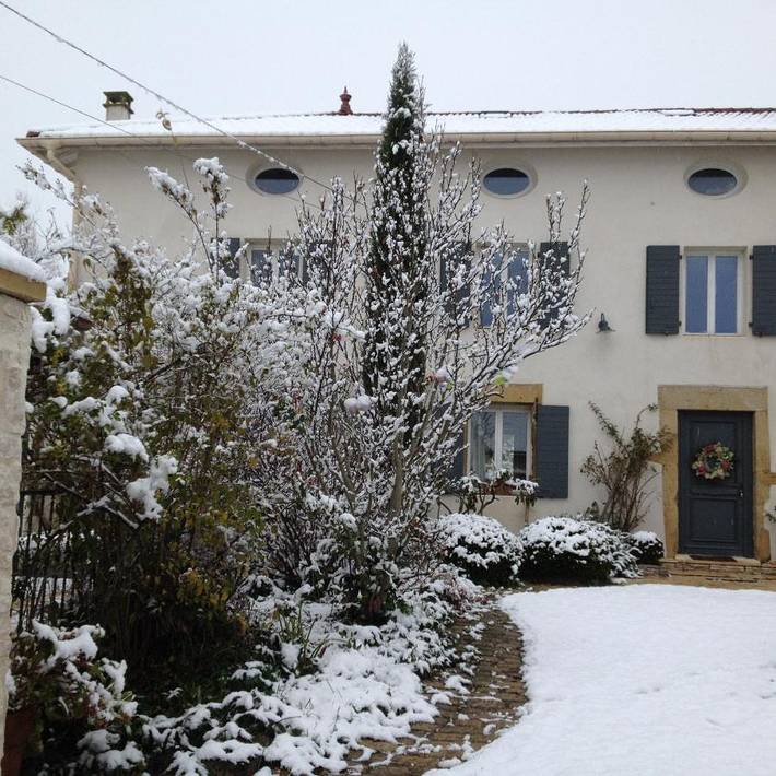 Chambre d’hôte pour 3 personnes, avec Terrasse et Jardin ainsi que Piscine et Vue à Bourgoin-Jallieu