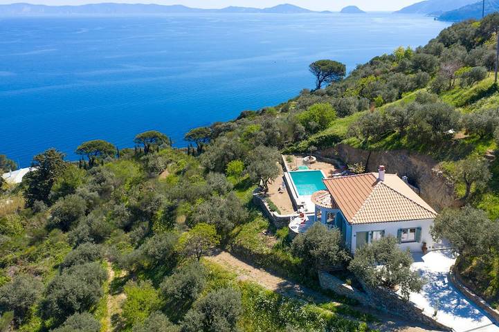 Villa for 4 people, with garden and terrace in Skopelos
