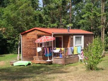 Mobil home pour 4 personnes, avec terrasse ainsi que jacuzzi et piscine, adapté aux familles à Dévillac