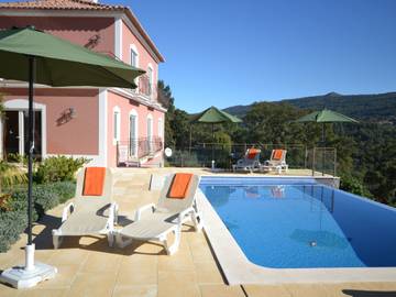 Location de vacances pour 6 personnes, avec piscine ainsi que terrasse et jardin à Monchique