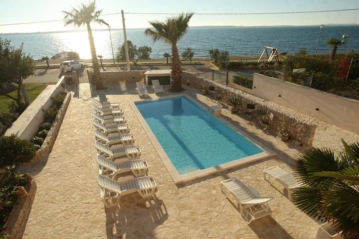 Ferienwohnung für 3 Personen, mit Balkon und Terrasse sowie Garten und Pool