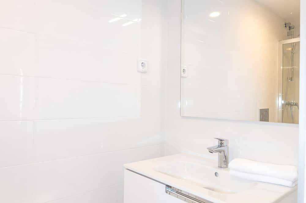 Entire apartment, Bebarceloner Pelayo Apartments with Terrace - 2 bedrooms, 2 bathrooms in Barcelona Centre, Barcelona